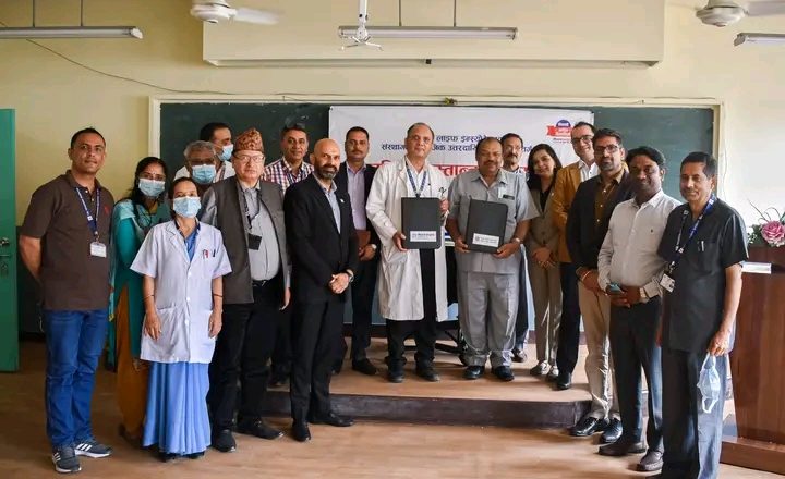 नेपाल लाइफ इन्स्योरेन्स क.लि.द्वारा त्रि.वि शि. अस्पताललाई १०० थान ह्वीलचियर हस्तान्तरण